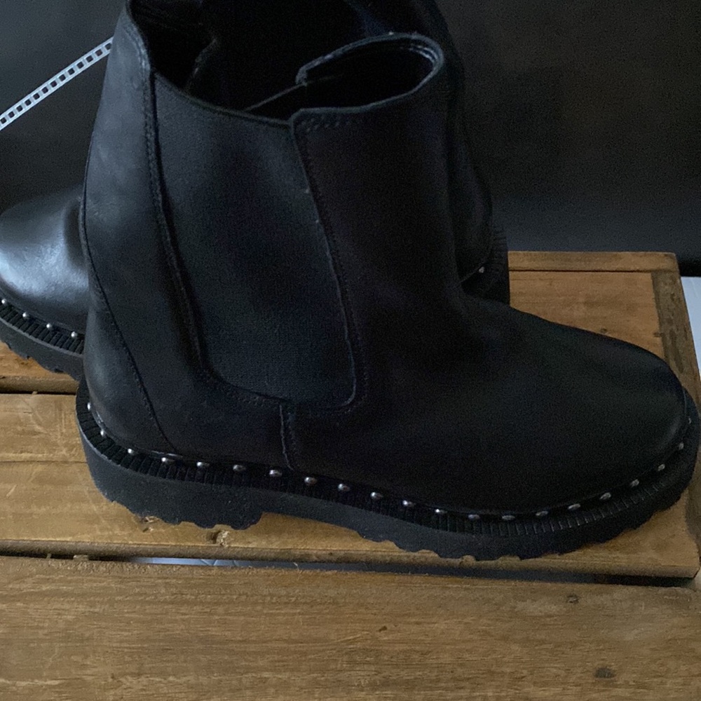 Vince Camuto Meendey Black Leather Pull On Chelsea Fashion Booties Lug Sole NWT - Picture 5 of 6